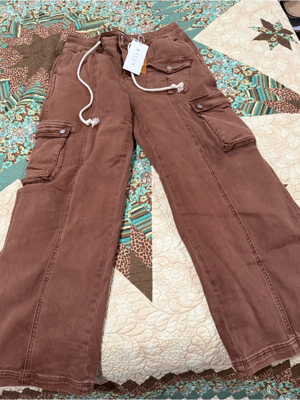 Risen brand cargo jeans featuring a wide-leg silhouette, high-rise waist 13/31